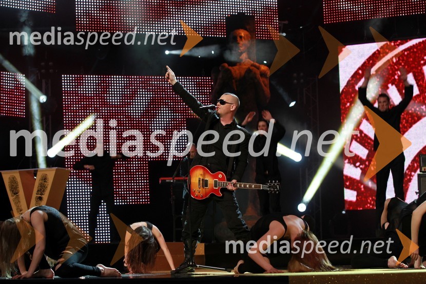 Tomi Meglič, pevec skupine SiddhartaViktorji 2010, dogajanje v dvorani