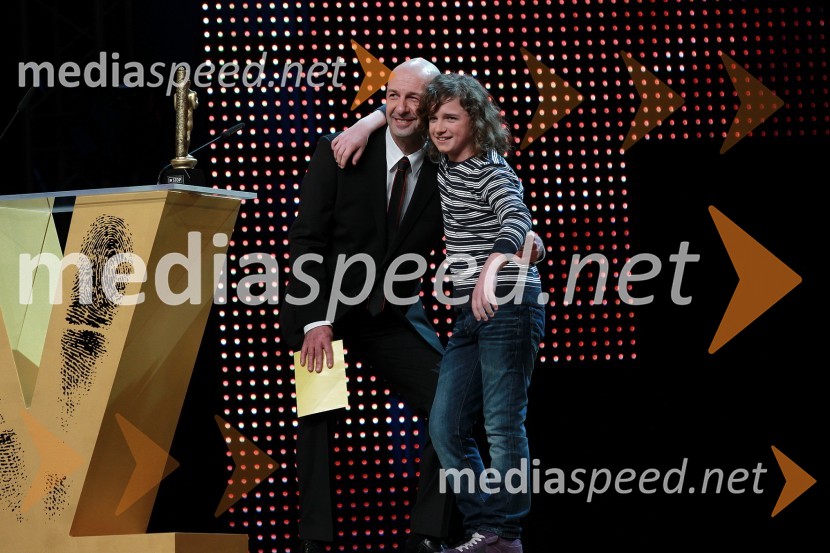 	Jože Činč, pevec in Sandi Šalomon, igralecViktorji 2010, dogajanje v dvorani