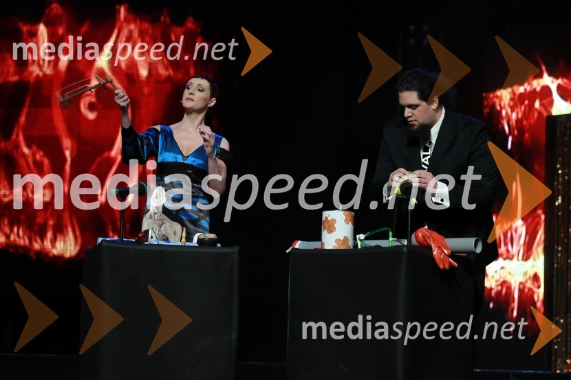 Lucija Čirović, igralka in voditeljica prireditve ter Boštjan Gorenc - Pižama, stand up komik in voditelj prireditveViktorji 2010, dogajanje v dvorani