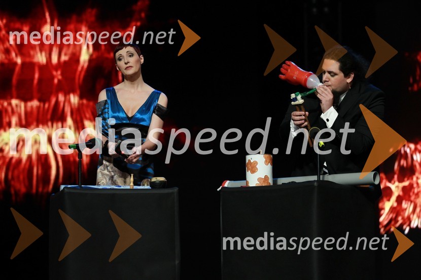 Lucija Čirović, igralka in voditeljica prireditve ter Boštjan Gorenc - Pižama, stand up komik in voditelj prireditveViktorji 2010, dogajanje v dvorani