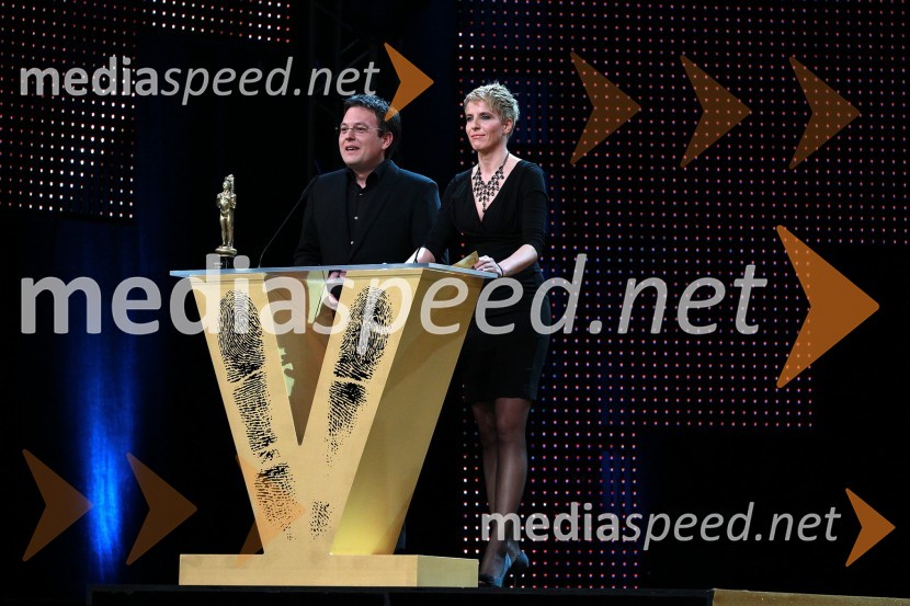 Jani Muhič in Nataša Briški, novinarja POP TV-jaViktorji 2010, dogajanje v dvorani