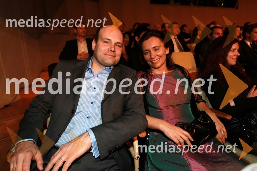 Dr. Suzana Žilič Fišer, vršilka dolžnosti generalne direktorice zavoda Maribor 2012 - Evropska prestolnica kulture in njen mož Jure Fišer, izvršni direktor divizije za ekologijo in energetiko v GorenjuViktorji 2010, dogajanje v dvorani