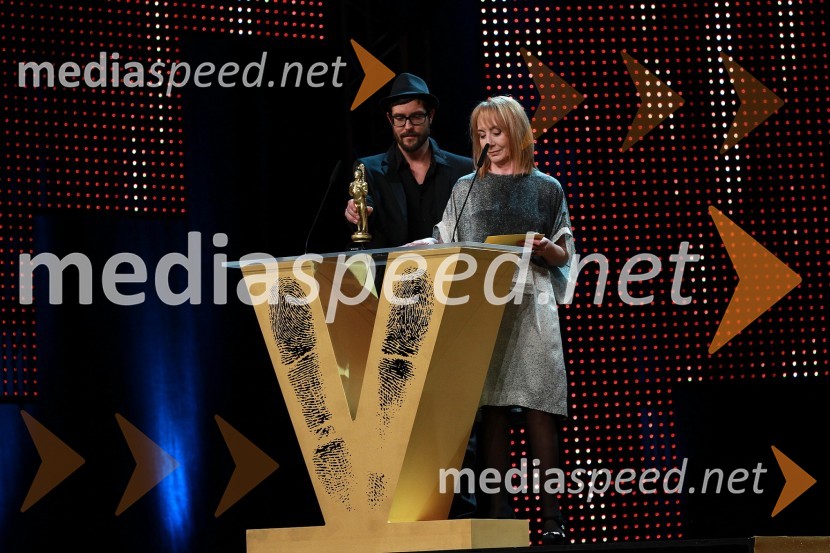 Miha Knific, scenograf in Silva Čušin, igralkaViktorji 2010, dogajanje v dvorani