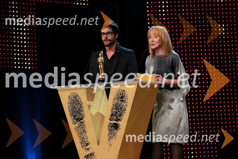 Miha Knific, scenograf in Silva Čušin, igralkaViktorji 2010, dogajanje v dvorani