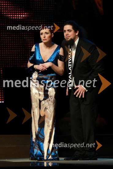 Lucija Čirović, igralka in voditeljica prireditve ter Boštjan Gorenc - Pižama, stand up komik in voditelj prireditveViktorji 2010, dogajanje v dvorani