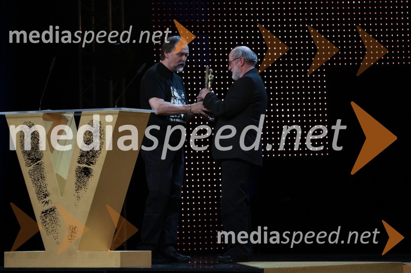 	Dragan Bulič, glasbeni urednik na Valu 202 in Janez Hočevar-Rifle, igralecViktorji 2010, dogajanje v dvorani