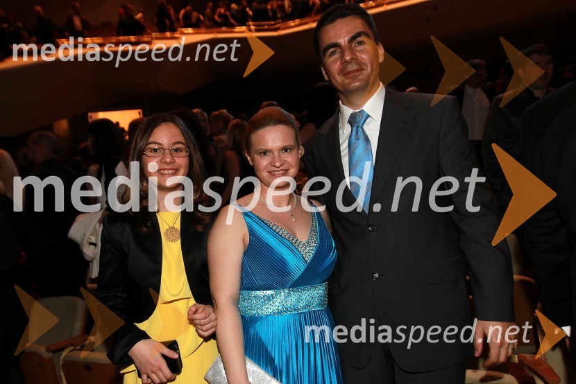 Danilo Tomšič, direktor področja prodaja in marketing v podjetju Mobitel, soproga Andreja Šuštaršič Tomšič in hči TinaViktorji 2010, dogajanje v dvorani