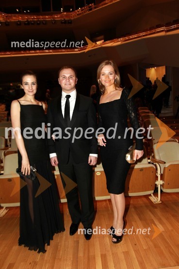 Marija Pandrc, izvršna direktorica podjetja Rašica, Matej Raščan, direktor in lastnik podjetja Rašica Point d.o.o. ter podjetja Delo revije, d.d. ter Katarina Kresal, ministrica za notranje zadeveViktorji 2010, dogajanje v dvorani