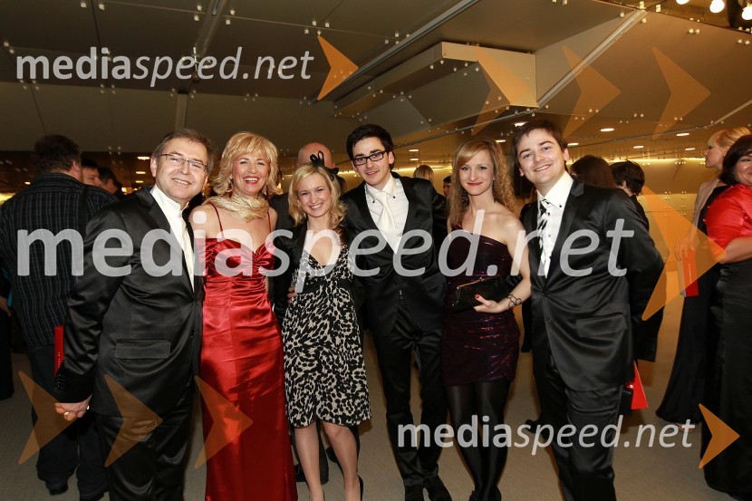 Tomaž Kozlevčar, glasbenik, soproga Eva, Samo Kozlevčar, glasbenik in punca Anja Pepelnjak ter Nino Kozlevčar, glasbenik in punca Monika PepelnjakViktorji 2010, zaključna zabava