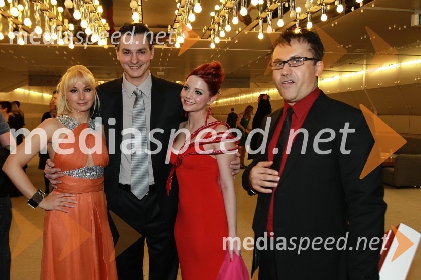 Saša Lendero, pevka, njen fant Miha Herzog, Tanja Žagar, pevka in Miki Šarac, glasbeni managerViktorji 2010, zaključna zabava