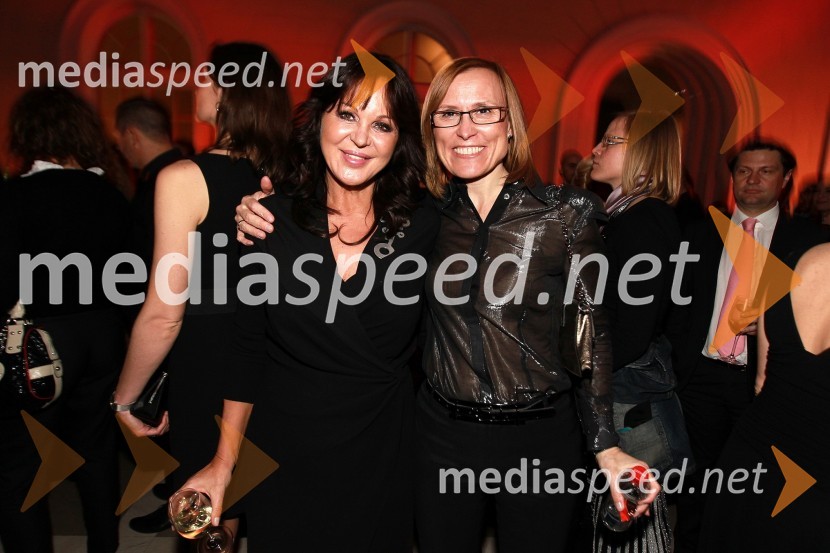 Miša Molk ter mag. Cvetka Žirovnik, pomočnica generalnega direktorja RTV Slovenija za organizacijo, kadre in izobraževanjeViktorji 2010, zaključna zabava