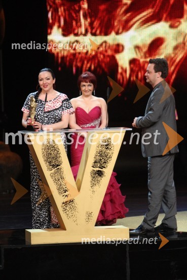 Polona Požgan, moderatorka na Radio Center, ... in Sašo Papp, moderator na Radio CenterViktorji 2010, dogajanje v dvorani