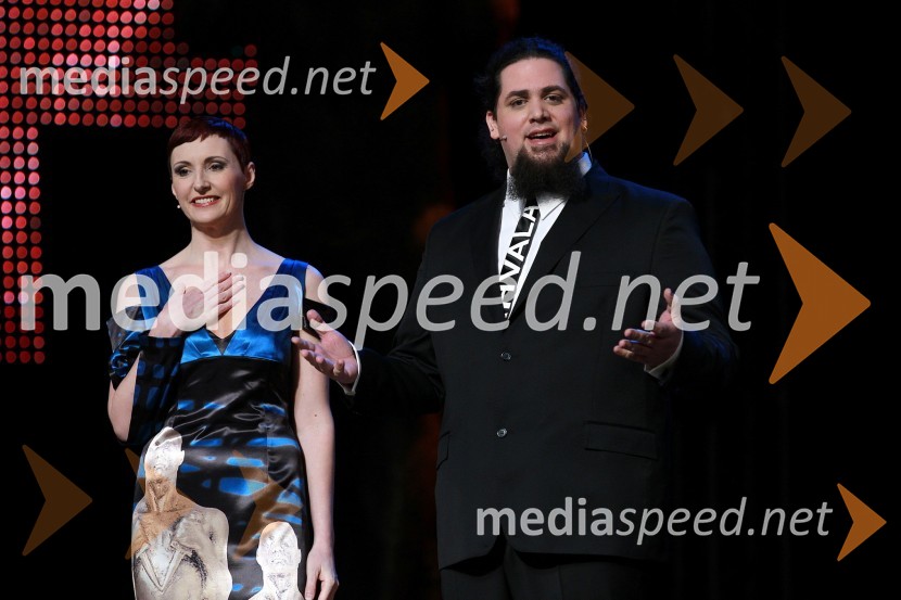 Lucija Čirović, igralka in voditeljica prireditve ter Boštjan Gorenc - Pižama, stand up komik in voditelj prireditveViktorji 2010, dogajanje v dvorani