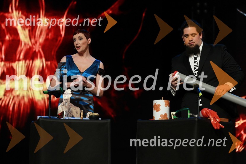 Lucija Čirović, igralka in voditeljica prireditve ter Boštjan Gorenc - PižamaViktorji 2010, dogajanje v dvorani