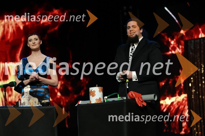 Lucija Čirović, igralka in voditeljica prireditve ter Boštjan Gorenc - PižamaViktorji 2010, dogajanje v dvorani