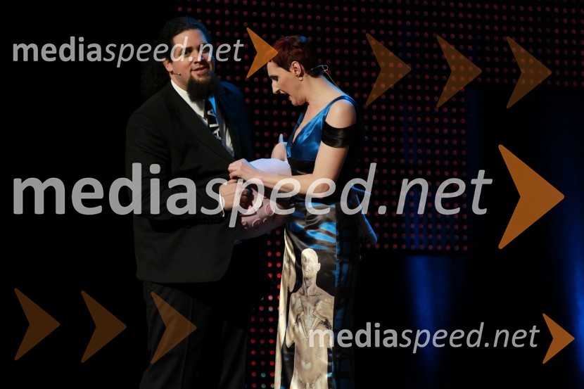 Boštjan Gorenc - Pižama, stand up komik in voditelj prireditve ter Lucija Čirović, igralka in voditeljica prireditve 
Viktorji 2010, dogajanje v dvorani