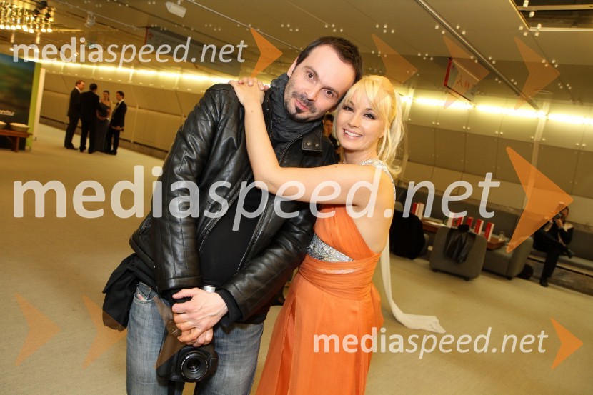 Daniel Novakovič, fotograf in Saša Lendero, pevkaViktorji 2010, zaključna zabava