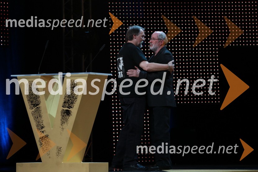 Dragan Bulič, glasbeni urednik na Valu 202 in Janez Hočevar-Rifle, igralec 	 
Viktorji 2010, dogajanje v dvorani