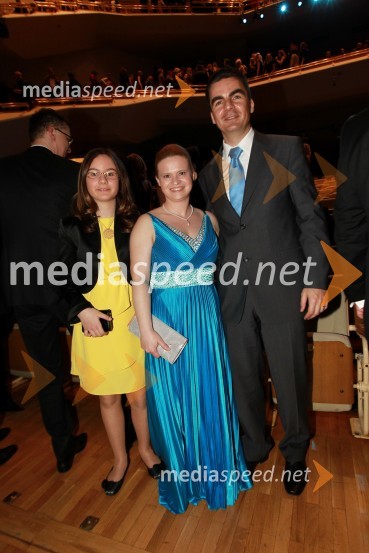 Danilo Tomšič, direktor področja prodaja in marketing v podjetju Mobitel, soproga Andreja Šuštaršič Tomšič in hči Tina 	 
Viktorji 2010, dogajanje v dvorani