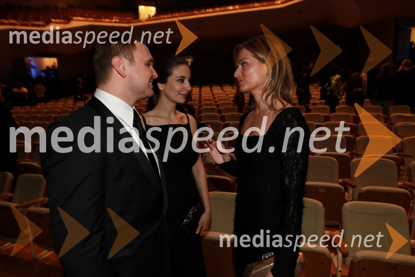 Marija Pandrc, izvršna direktorica podjetja Rašica, Matej Raščan, direktor in lastnik podjetja Rašica Point d.o.o. ter podjetja Delo revije, d.d. ter Katarina Kresal, ministrica za notranje zadeve 	 

Viktorji 2010, dogajanje v dvorani