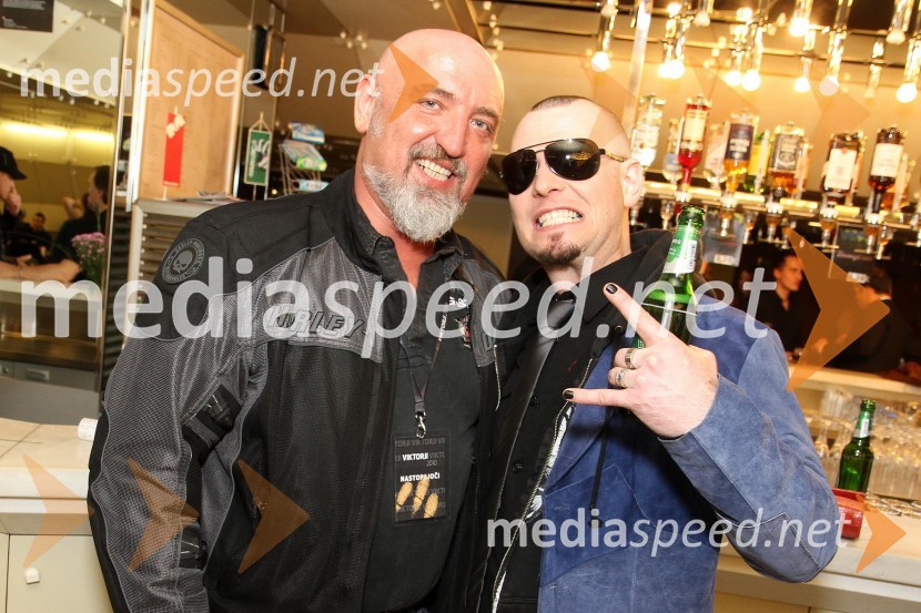 ... in Tomi Meglič, pevec skupine SiddhartaViktorji 2010, zaključna zabava