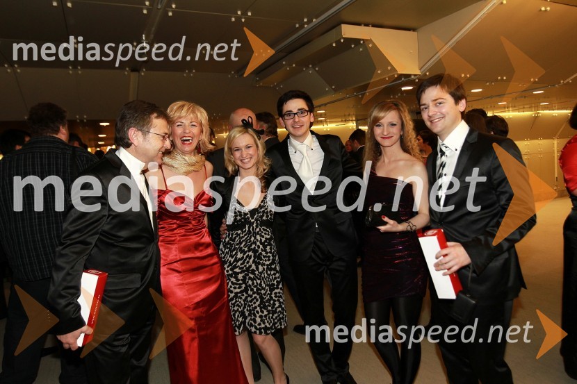 Tomaž Kozlevčar, glasbenik, soproga Eva, Samo Kozlevčar, glasbenik in punca Anja Pepelnjak ter Nino Kozlevčar, glasbenik in punca Monika PepelnjakViktorji 2010, zaključna zabava