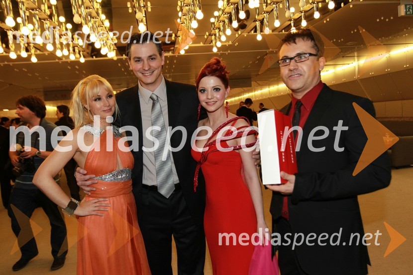 Saša Lendero, pevka, njen fant Miha Herzog, Tanja Žagar, pevka in Miki Šarac, glasbeni managerViktorji 2010, zaključna zabava