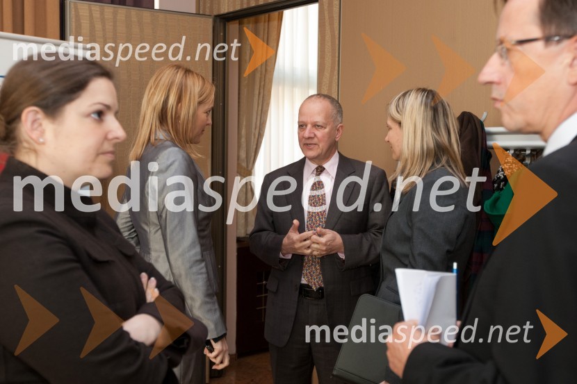 	mag. Ajša Vodnik, izvršna direktorica Ameriške gospodarske zbornice (AmCham), Joseph A. Mussomeli, veleposlanik ZDA v Sloveniji in Barbara Bregar Mrzlikar, MBA, direktorica  CEEDAmeriška gospodarska zbornica: predstavitev konference U.S. - Slovenia Business Bridge