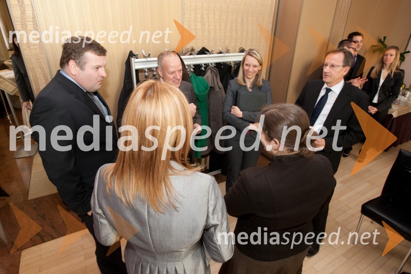 mag. Ajša Vodnik, izvršna direktorica Ameriške gospodarske zbornice (AmCham), Tomaž Lovše, predsednik Ameriške gospodarske zbornice AmCham, Joseph A. Mussomeli, veleposlanik ZDA v Sloveniji, Barbara Bregar Mrzlikar, MBA, direktorica  CEED in Igor Plestenjak, JaptiAmeriška gospodarska zbornica: predstavitev konference U.S. - Slovenia Business Bridge