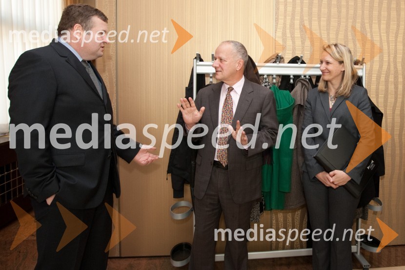 Tomaž Lovše, predsednik Ameriške gospodarske zbornice AmCham, Joseph A. Mussomeli, veleposlanik ZDA v Sloveniji, Barbara Bregar Mrzlikar, MBA, direktorica CEEDAmeriška gospodarska zbornica: predstavitev konference U.S. - Slovenia Business Bridge