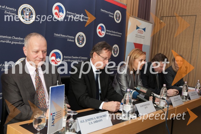 Joseph A. Mussomeli, veleposlanik ZDA v Sloveniji, Igor Plestenjak, Japti, mag. Ajša Vodnik, izvršna direktorica Ameriške gospodarske zbornice (AmCham), Tomaž Lovše, predsednik Ameriške gospodarske zbornice AmCham in Barbara Bregar Mrzlikar, MBA, direktorica CEEDAmeriška gospodarska zbornica: predstavitev konference U.S. - Slovenia Business Bridge