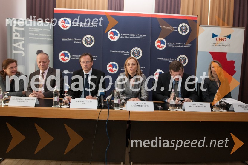 	Joseph A. Mussomeli, veleposlanik ZDA v Sloveniji, Igor Plestenjak, Japti, mag. Ajša Vodnik, izvršna direktorica Ameriške gospodarske zbornice (AmCham), Tomaž Lovše, predsednik Ameriške gospodarske zbornice AmCham in Barbara Bregar Mrzlikar, MBA, direktorica CEEDAmeriška gospodarska zbornica: predstavitev konference U.S. - Slovenia Business Bridge