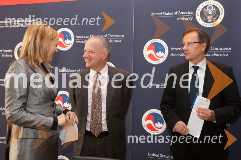 mag. Ajša Vodnik, izvršna direktorica Ameriške gospodarske zbornice (AmCham), Joseph A. Mussomeli, veleposlanik ZDA v Sloveniji in Igor Plestenjak, JaptiAmeriška gospodarska zbornica: predstavitev konference U.S. - Slovenia Business Bridge
