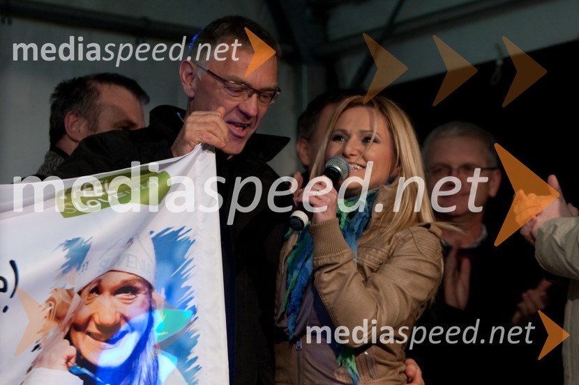 Mitja Praznik, predsednik zbora in odbora za tek na smučeh in Nuša Derenda, pevkaPetra Majdič se je poslovila od športne kariere