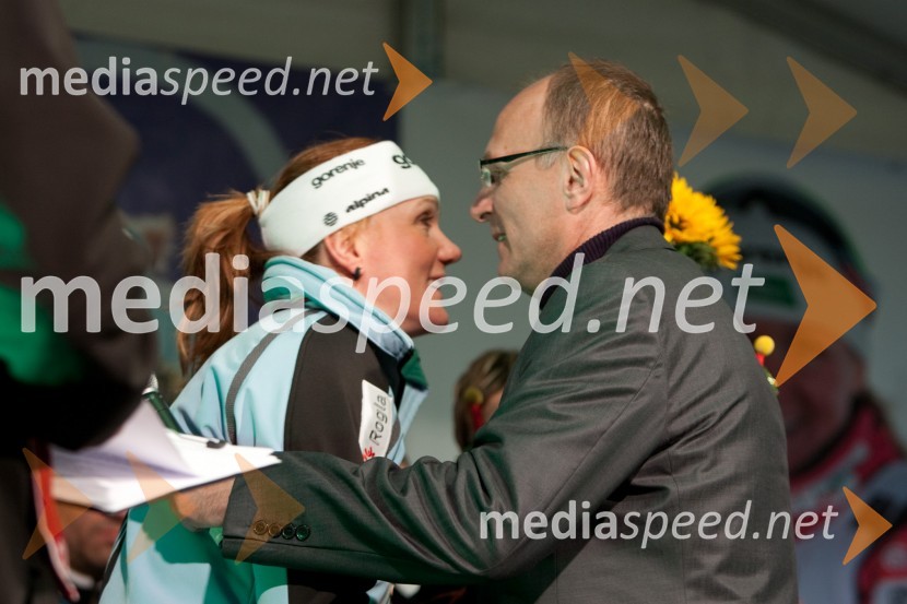 Petra Majdič, smučarska tekačica in Gregor Pečan, ravnatelj osnovne šolePetra Majdič se je poslovila od športne kariere