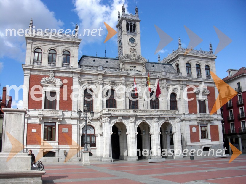Glavni trg (Plaza mayor) v ValladoliduPremiera predstave Somrak bogov režiserja Tomaža Pandurja