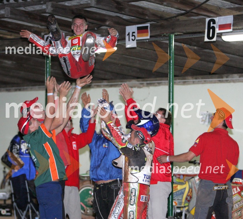 Veselje poljske ekipe, v zraku spidvejist Marcin RempalaSPEEDWAY, EP parov finale, Lendava