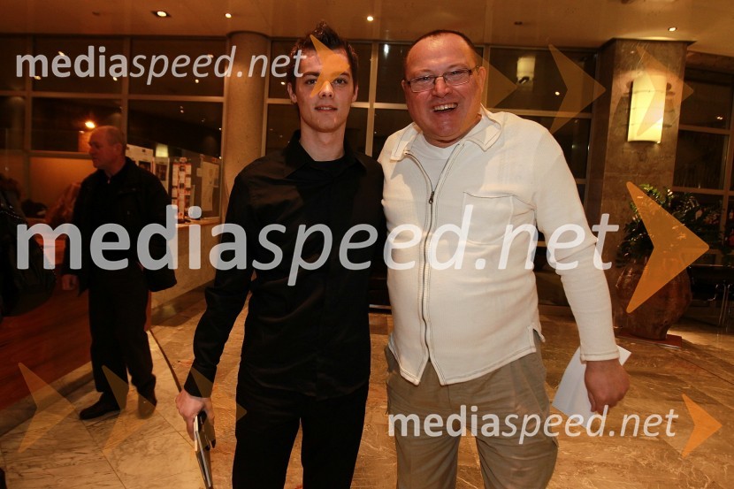 Denis Malnar in njegov učitelj Nace Junkar, pevecDekameron, premiera v SNG Nova Gorica