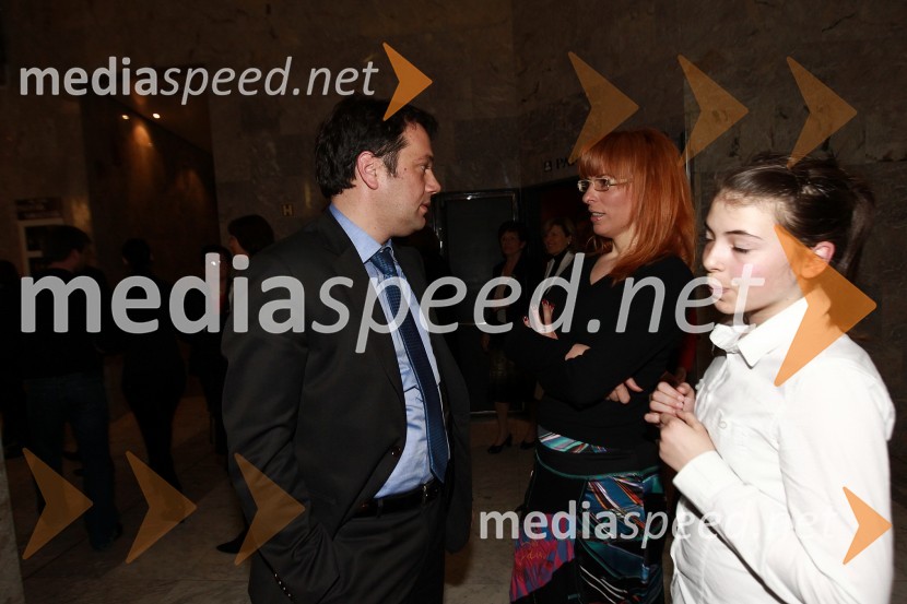 Matej Arčon, župan Nove Gorice, Martina Kodelja, urednica radia Robin in hčerka Anuša
Dekameron, premiera v SNG Nova Gorica