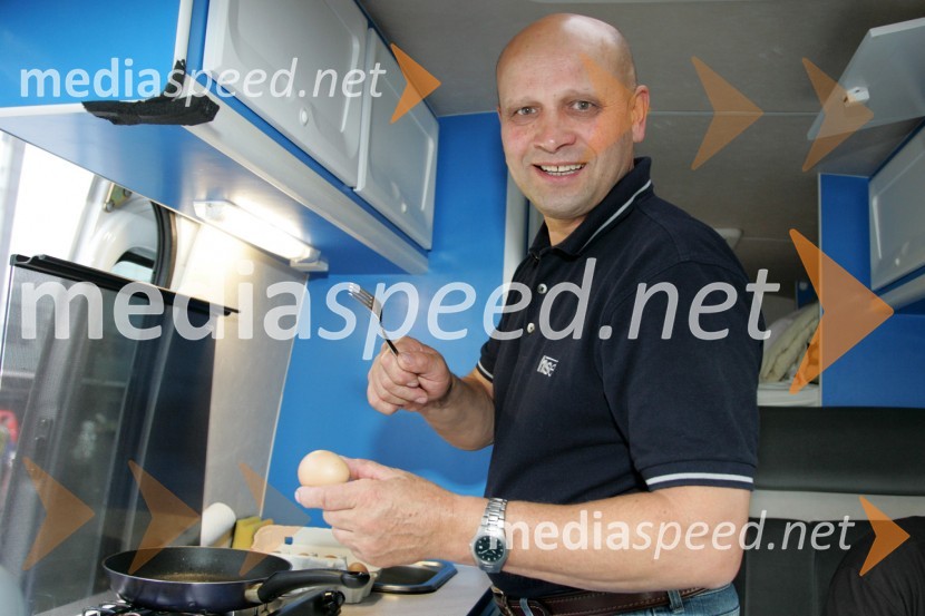 Franci Žagar, oče Mateja Žagarja med pripravljanjem zajtrka v avtodomuSPEEDWAY GRAND PRIX, VN Skandinavije 2006, trening