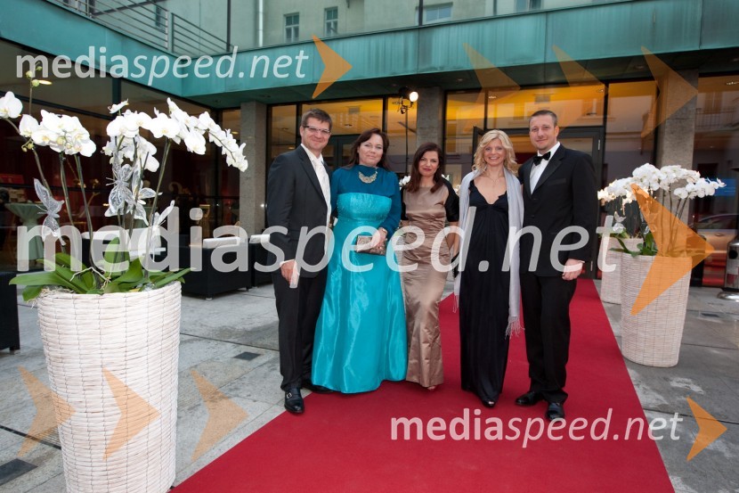 	Dejan Turk, predsednik uprave Simobil d.d., soproga Mateja, Sonja Šmuc, direktorica Združenja Manager in Gregor Pilgram, predsednik uprave zavarovalnice Generali s soprogoTradicionalni ples Združenja manager 2011