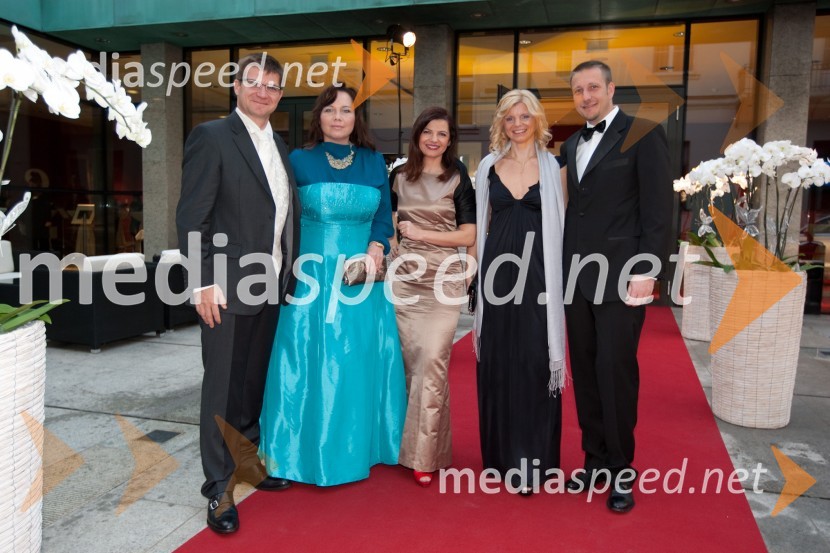 	Dejan Turk, predsednik uprave Simobil d.d., soproga Mateja, Sonja Šmuc, direktorica Združenja Manager in Gregor Pilgram, predsednik uprave zavarovalnice Generali s soprogoTradicionalni ples Združenja manager 2011
