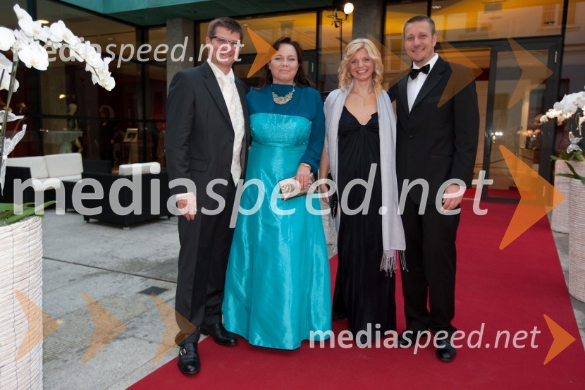 	Dejan Turk, predsednik uprave Simobil d.d., soproga Mateja in Gregor Pilgram, predsednik uprave zavarovalnice Generali s soprogoTradicionalni ples Združenja manager 2011