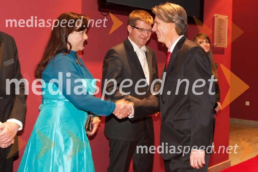 Mateja Turk, soproga Dejana Turka, predsednika uprave Simobil d.d. in Robert Pistotnik, član uprave Sintal koncernTradicionalni ples Združenja manager 2011