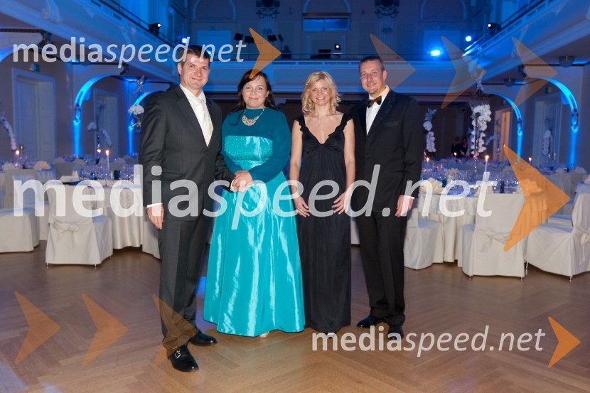 	Dejan Turk, predsednik uprave Simobil d.d., soproga Mateja in Gregor Pilgram, predsednik uprave zavarovalnice Generali s soprogoTradicionalni ples Združenja manager 2011