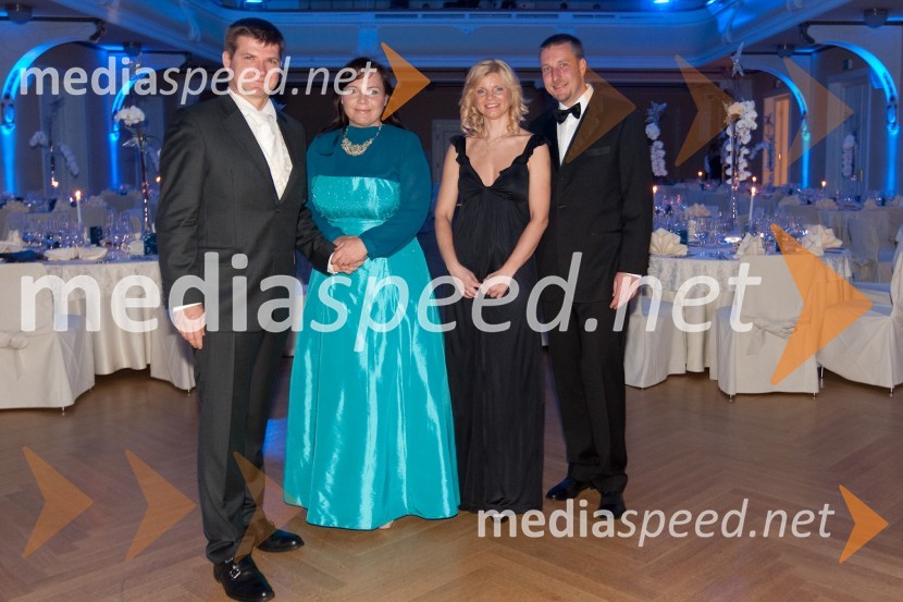 	Dejan Turk, predsednik uprave Simobil d.d., soproga Mateja in Gregor Pilgram, predsednik uprave zavarovalnice Generali s soprogoTradicionalni ples Združenja manager 2011