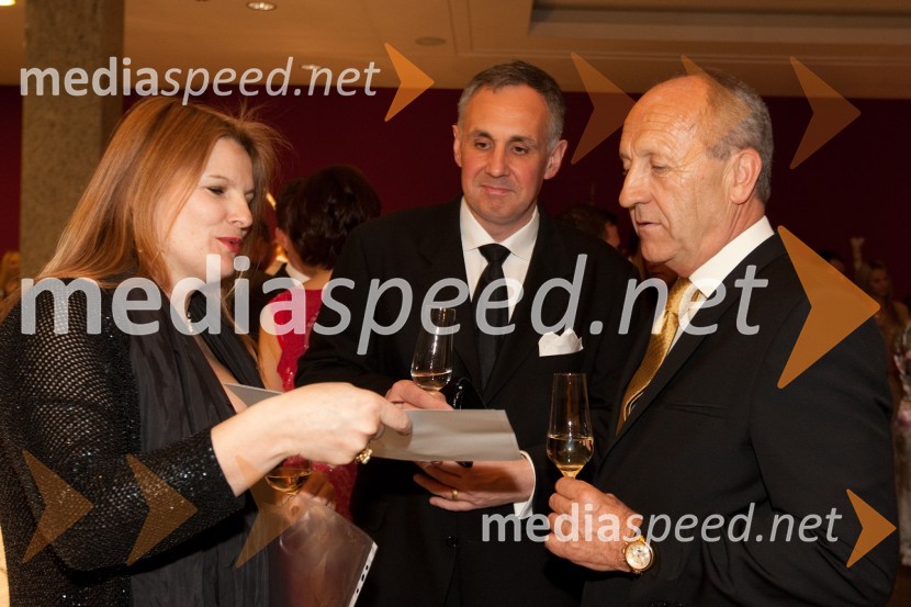Samo in Lidija Kupljen, Vino Kupljen Jeruzalem in Branko Pavlin, predsednik uprave DnevnikaTradicionalni ples Združenja manager 2011