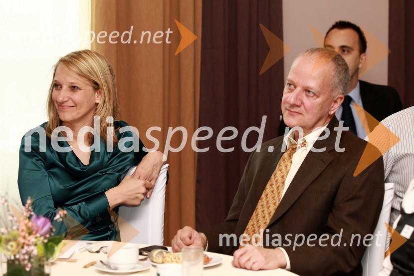 Barbara Bregar Mrzlikar, direktorica CEED in Yousif B. Ghafari, nekdanji veleposlanik ZDA v SlovenijiAmCham Investicijska konferenca U.S.-Slovenia business bridge: Cross U.S.-Slovenia investment opportunities for entrepreneurs