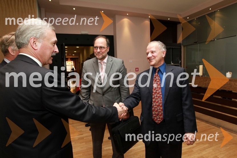 Victor Jackovich, nekdanji veleposlanik ZDA v Sloveniji, mag. Mitja Gaspari, minister za razvoj in evropske zadeve in Joseph A. Mussomeli, veleposlanik ZDA v SlovenijiAmCham Investicijska konferenca U.S.-Slovenia business bridge: U.S. Investors day