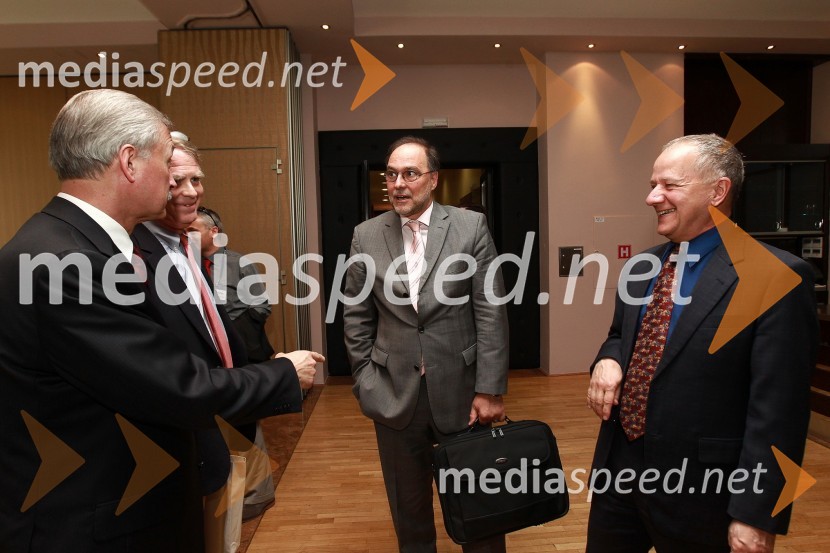 Victor Jackovich, nekdanji veleposlanik ZDA v Sloveniji, Thomas B. Robertson, nekdanji veleposlanik ZDA v Sloveniji, mag. Mitja Gaspari, minister za razvoj in evropske zadeve in Joseph A. Mussomeli, veleposlanik ZDA v SlovenijiAmCham Investicijska konferenca U.S.-Slovenia business bridge: U.S. Investors day